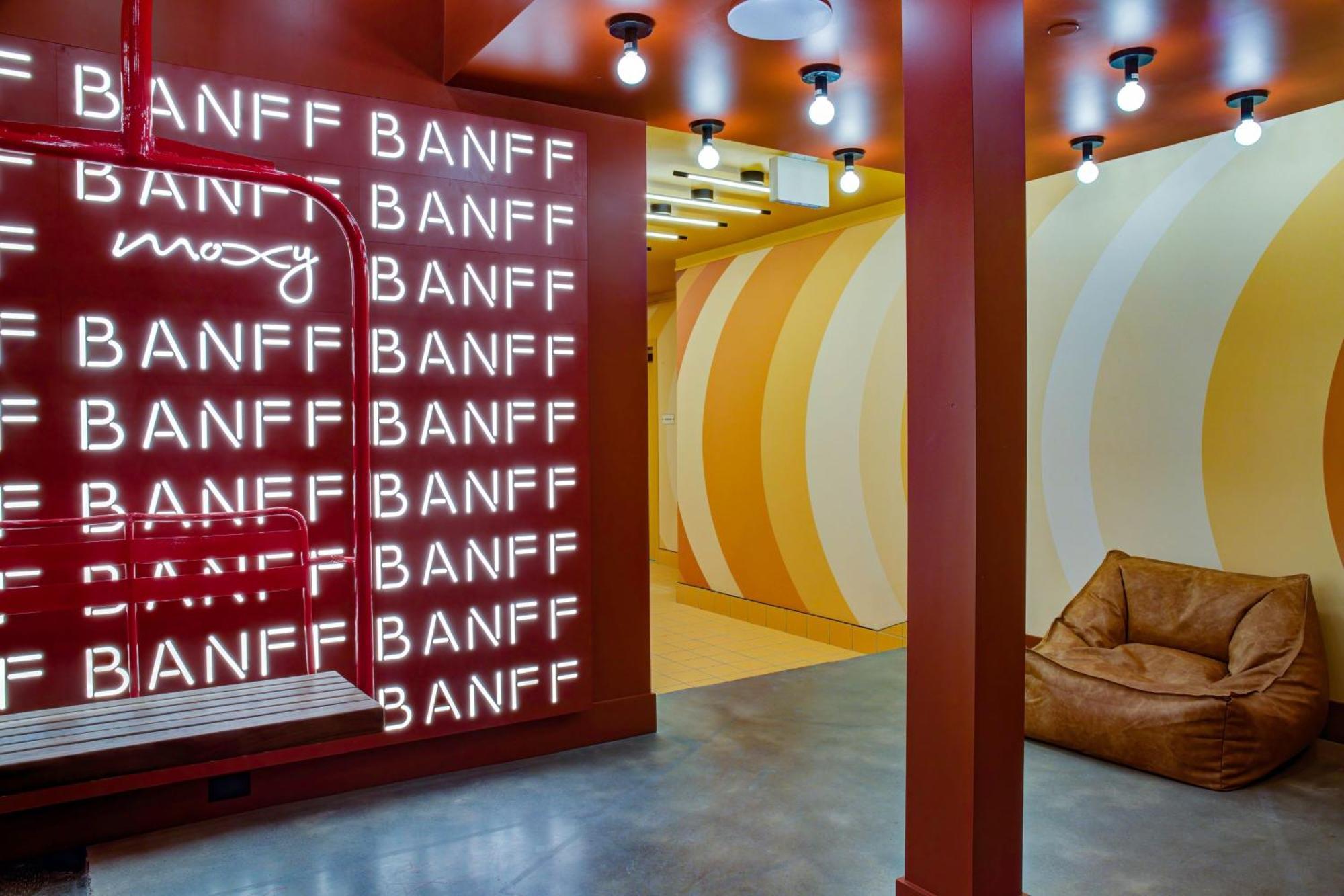 Hotel Moxy Banff Extérieur photo